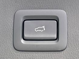 【ハンズフリーパワーバックドア】リアバンパー下部に足先を出し入れするだけでバックドアが自動で開閉♪両手が荷物でふさがっている時でもラクラク開閉操作が行えます！