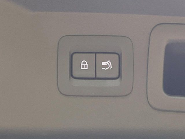 【パワーバックドア】スマートキーや運転席のボタンを押すだけでリアゲートが自動で開閉します！荷物を持っている時や、高い位置にあるバックドアを閉める際に便利な機能です♪
