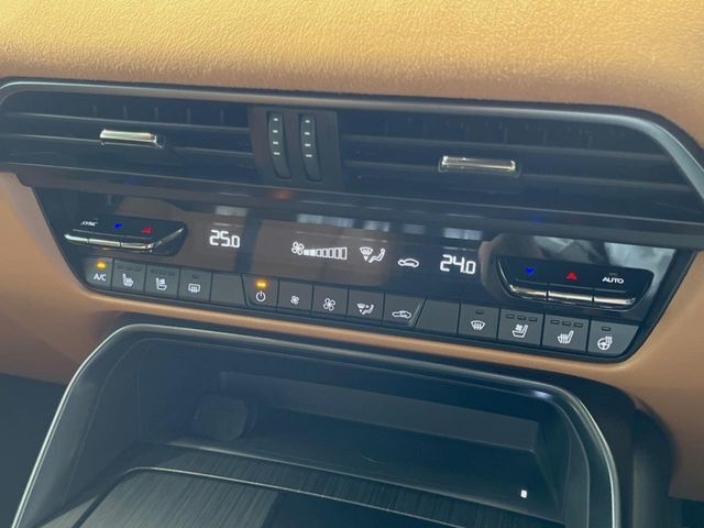 【シートベンチレーション】夏場は涼しい風でお尻や背中の熱やムレを防ぎ、冬はエアコンよりも早く温まってポカポカに！季節を問わず快適に過ごせます。