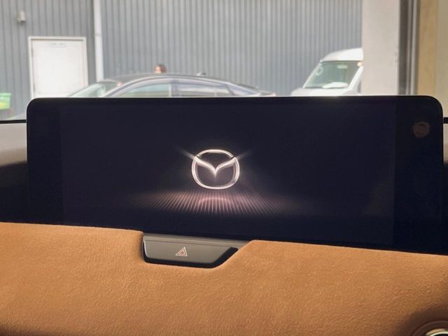 【12.3インチマツダコネクト】車内の雰囲気にマッチした大型ディスプレイ。スマホ接続でのナビ使用やBluetooth再生等、様々な機能が楽しめます。直感的なダイヤル操作が可能で、使い勝手も良好です。