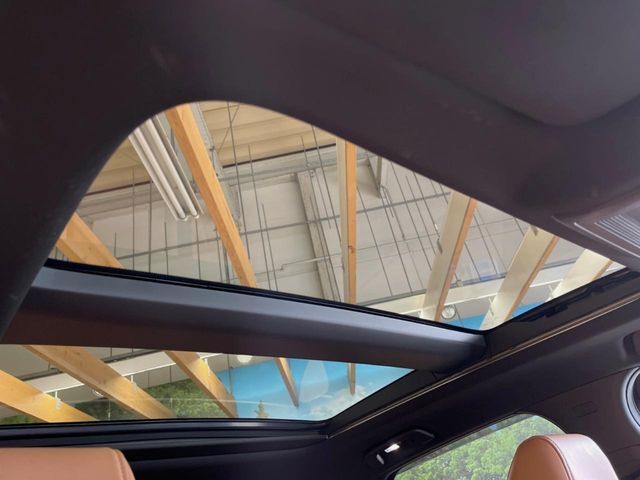 【サンルーフ】開放感たっぷりの希少装備、サンルーフが装着されています！車内に明かりを取り入れたり景色を楽しむ以外にも、車内の空気も簡単に換気できて快適です！