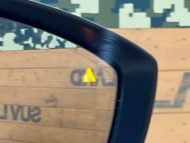 【ブラインドスポットモニタリング】走行中、ドアミラーの死角になりやすい箇所に後続車が接近するとサイドミラー付近に警告を表示、ドライバーに注意喚起をしてくれます。