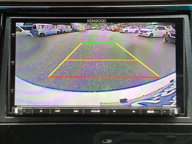 バックも安心のバックカメラ付いています。バックカメラがあると、いつでも安全にバックできますね。死角も減ります。