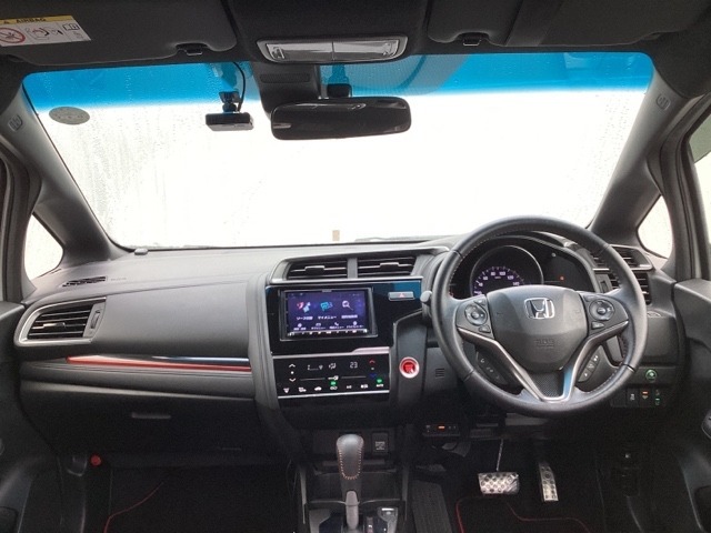 フロントガラスが大きく、ワイドな視界で運転もしやすくなるように、設計されています。