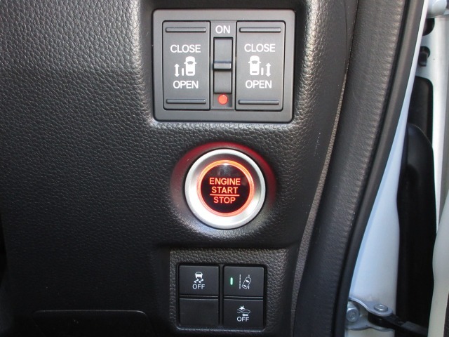 レーザーを照射しカメラで前走車等を検知し衝突の回避・軽減を図るホンダセンシングとVSA（車両挙動安定化制御システム）走る・曲がる・止まるの全領域で安定性を確保するためのシステム装備。安心ですね！