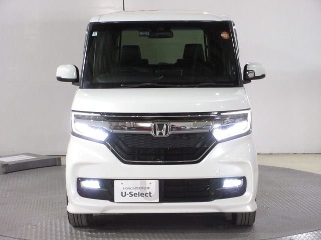 ハロゲンより明るく、より遠くまでさらなる安心感のあるLEDヘッドライトを採用。照射軸の上下方向を自動調整するオートレベリング機構、点灯忘れも防止できるオートライトコントロール機構付きです。