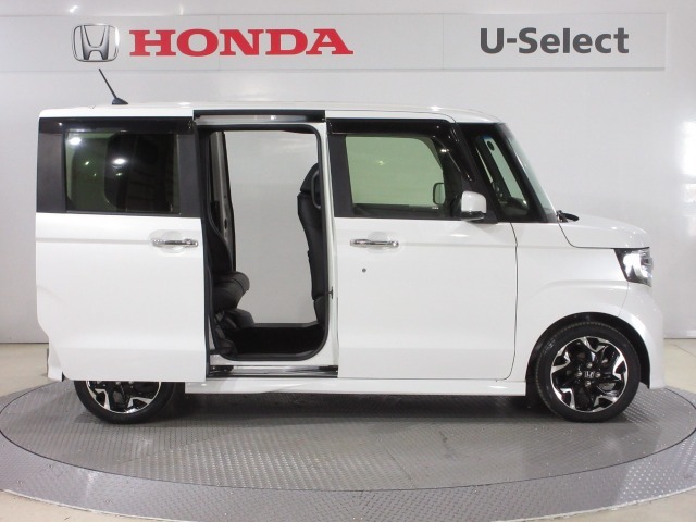 ハンドグリップ付両側電動パワースライドドアがついております。ご年配の方や小さいお子さんの乗り降りも楽々ですね。万が一ドアに手を挟んでしまっても、挟み込み防止機構が付いていて安心です！