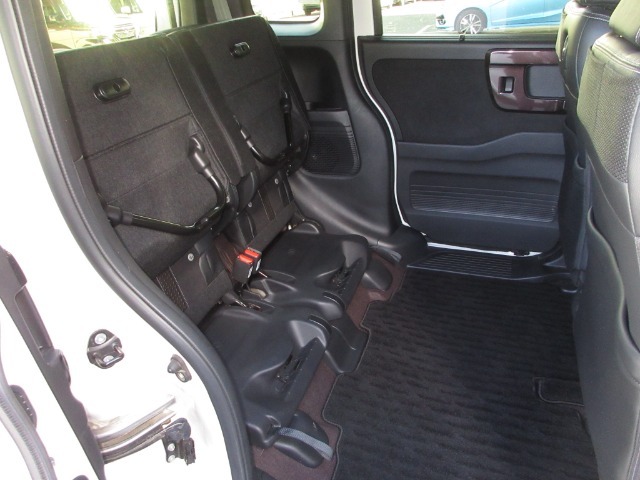 座面を跳ね上げれば、後席が背の高い空間に。駐車場などで後ろが狭く、テールゲートが開けられない時に、横から積みやすい「もうひとつの荷室」になるなど、アイデア次第で使い方が広がります。