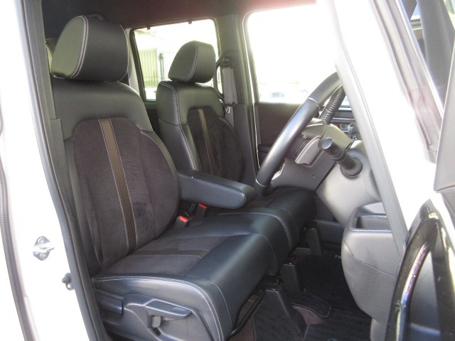 運転席には高さ調整ができる『シートハイトアジャスター機能』が付いています！これなら小柄な方にも大柄な方にも自分にぴったりの運転姿勢がとれますね～！