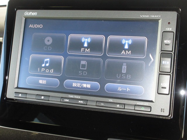 ナビゲーションはギャザズメモリーナビ（VXM-184Ci）を装着しております。AM、FM、CD、Bluetoothがご使用いただけます。初めて訪れた場所でも安心ですね！