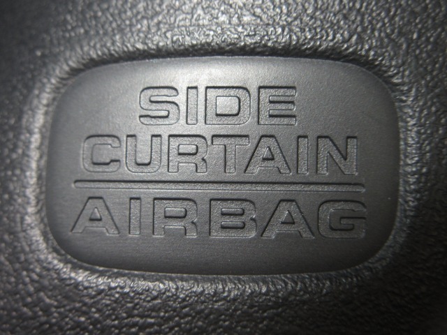 サイドカーテンエアバックシステムは、側面衝突時に大人から子供までさまざまな体格の乗員の頭部や頚部を広範囲で保護。特にセンターピラーへの頭部衝突を防ぐ展開性能を実現しています。