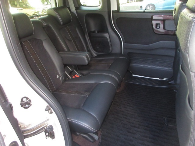 前席との距離や荷室長を左右で別々に調節できるスライドシートを標準装備しております。操作は荷室側からも行なえ、19CMのスライドができます。