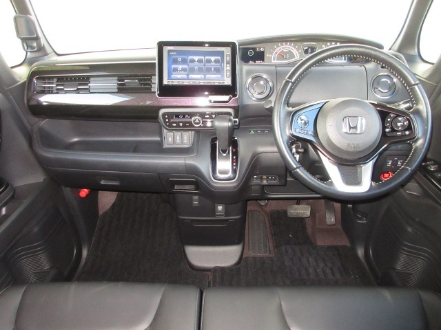 握りやすいハンドルには、オーディオコントロールとクルーズコントロールスイッチが装備されており、ハンドルから手を離さずに操作が出来ます。感覚で操作ができて便利で安全ですね！