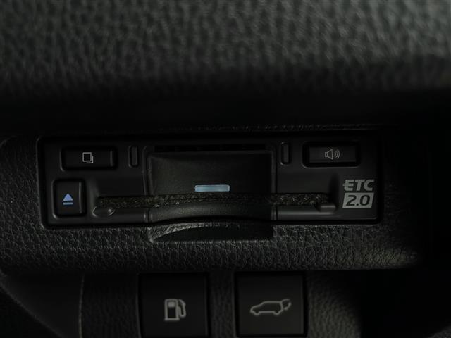 【ETC】有料道路を利用する際に料金所で停止することなく通過できる、ETC車載器（ノンストップ自動料金収受システム機器）が装備されています。セットアップを行うことで利用可能になります。