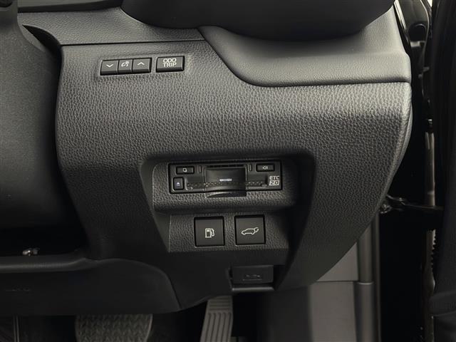 【ETC】有料道路を利用する際に料金所で停止することなく通過できる、ETC車載器（ノンストップ自動料金収受システム機器）が装備されています。セットアップを行うことで利用可能になります。