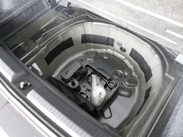 スペアタイヤレス仕様です