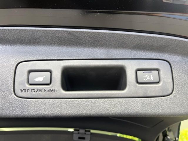 【ホンダセンシング】走行中に前方の車両等を認識し、衝突しそうな時は警報とブレーキで衝突回避と被害軽減をアシスト。より安全にドライブをお楽しみいただけます。