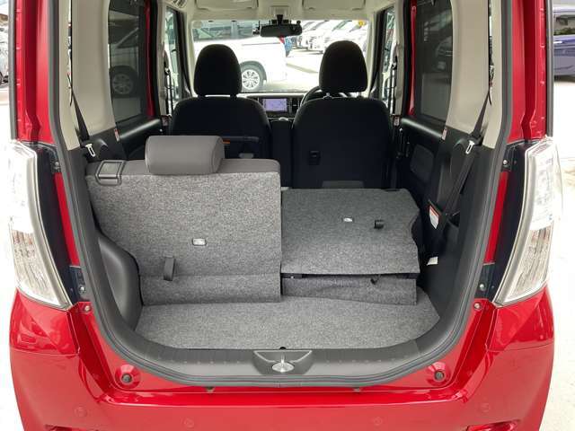 リヤシートは、分割して倒せるので、乗員や荷物に合わせてアレンジ可能です。