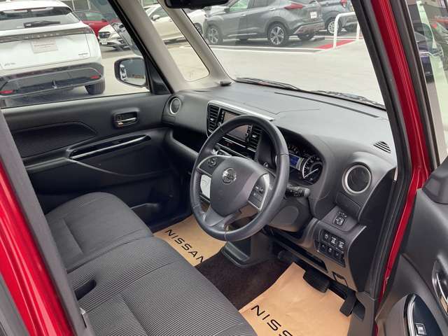 運転席まわりです。実際に座ってみて、乗り心地を体験してみてください,視界も良好です。