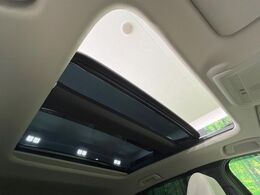 【サンルーフ】開放感たっぷりの希少装備、サンルーフが装着されています！車内に明かりを取り入れたり景色を楽しむ以外にも、車内の空気も簡単に換気できて快適です！