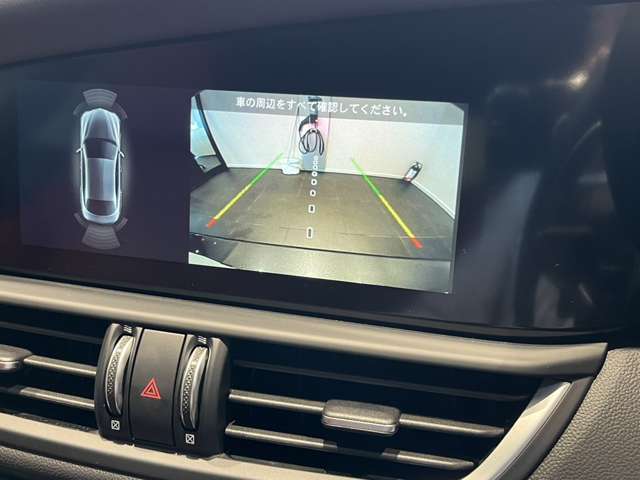 見やすいバックモニター付きで駐車も安全