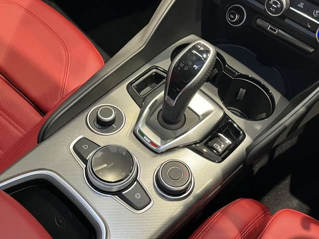 ALFA　DNAドライブモードシステムが付いてます　ドライビングスタイルや走行状況に合わせて車の反応を自在に変化させることが出来ます