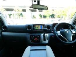 大きなフロントガラスと高い着座位置が見晴らしの良い視界を実現している運転席周りです♪