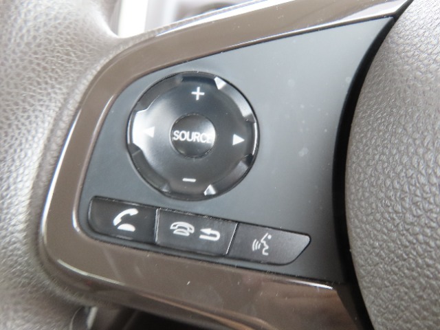 ステアリングリモコンは運転中でも簡単に音量調整やチャンネル変更も出来ちゃいます！わき見運転防止にもつながるので安心ですね！