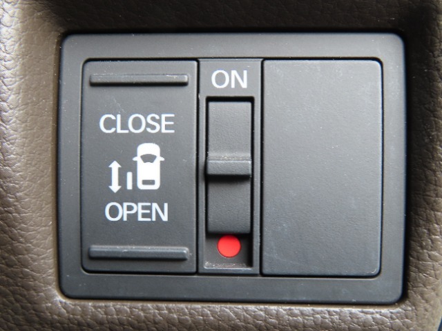 片側パワースライドドアとなりますので運転席からでもスイッチ一つでドアの開け閉めも可能です！