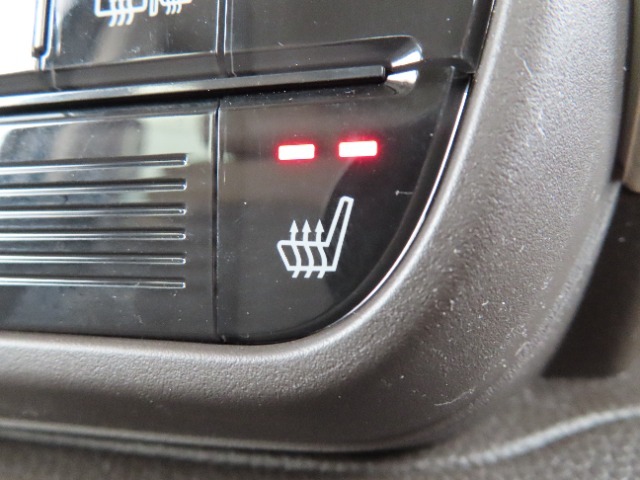 両側シートヒーター完備されております！寒い日はシートからポカポカです！二段階調節も可能です！