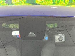 【トヨタセーフティセンス】走行中に前方の車両等を認識し、衝突しそうな時は警報とブレーキで衝突回避と被害軽減をアシスト。より安全にドライブをお楽しみいただけます。