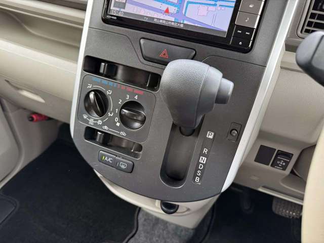 操作しやすいインパネシフト。エアコンもよく効いています。