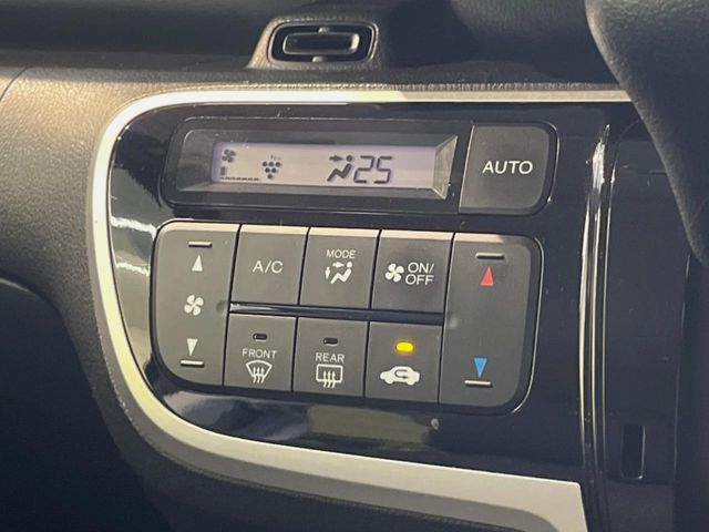 【オートエアコン】一度お好みの温度に設定すれば、車内の温度を検知し風量や温度を自動で調整。暑い…寒い…と何度もスイッチ操作をする必要はありません。快適な車内空間には必須の機能ですね♪