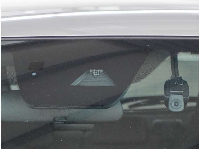 【フォワードセンシングカメラ】夜間走行時に前方の状況を判断したり、車線表示を検知したりします