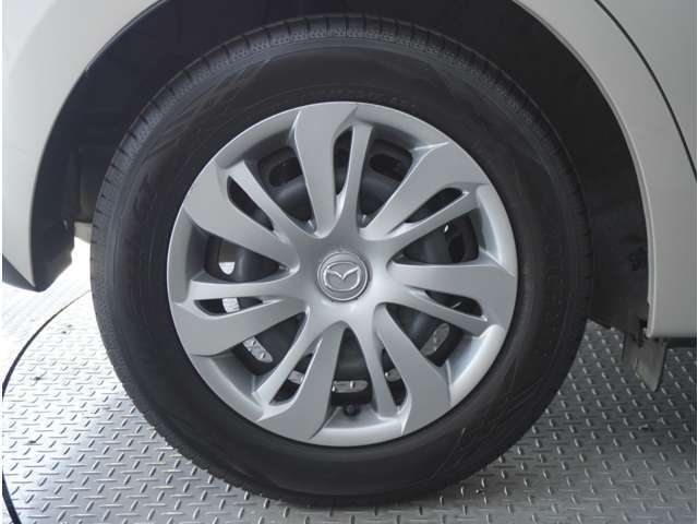【ホイールキャップ】車に良く似合う純正ホイールキャップが装備されています。各種社外アルミホイールや、スタッドレスタイヤも取扱いしております。是非ご相談ください。