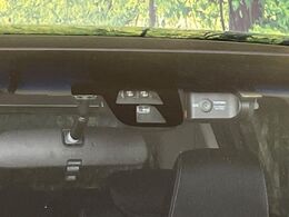 【ホンダセンシング】走行中に前方の車両等を認識し、衝突しそうな時は警報とブレーキで衝突回避と被害軽減をアシスト。より安全にドライブをお楽しみいただけます。