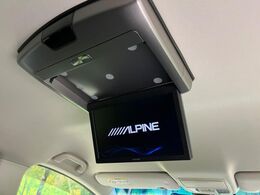 【フリップダウンモニター】大画面モニターで後席でもエンタメをお楽しみいただけます。小さなお子様にも大人気の装備です♪