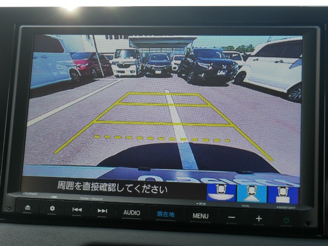 【バックカメラ】バックカメラ搭載で、後方の視界がクリアに！駐車時や後出後に安心して操作ができます。障害物を確認し、スムーズな駐車をサポートします。