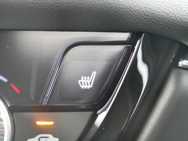 【運転席シートヒーター】　雨の日などの冷えた車内でも、シートから冷えた体をじんわりと暖めてくれます。