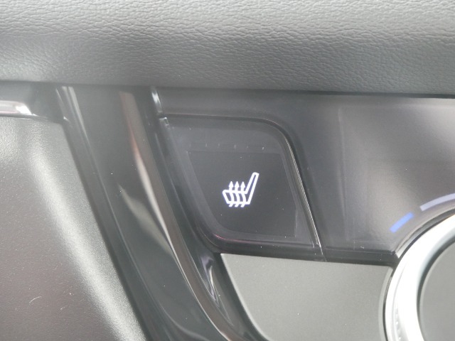 【助手席シートヒーター】　雨の日などの冷えた車内でも、シートから冷えた体をじんわりと暖めてくれます。