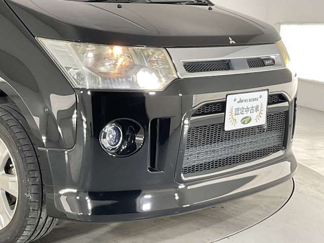 ヘッドランプは明るい【HID】で、【フォグランプ】も装備☆ 【フロントエアロバンパー】が精悍ですね♪