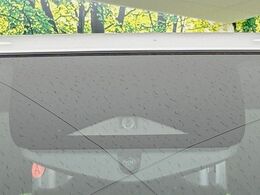 【インテリジェントエマージェンシーブレーキ】フロントカメラで前方の車両や歩行者を検知。衝突しそうな時は衝突被害軽減ブレーキが作動、衝突回避をサポート。より安全にドライブをお楽しみいただけます。