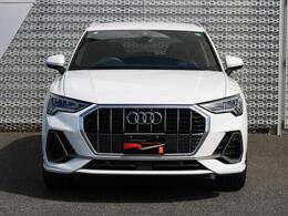 Audiの特徴シングルフレームグリルは力強さとエレガントな雰囲気を醸し出します。