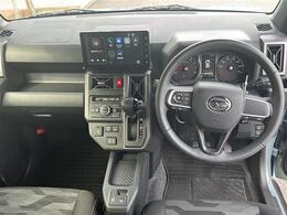 コックピット内の全体像です。運転席・助手席付近の様子を掲載しております♪