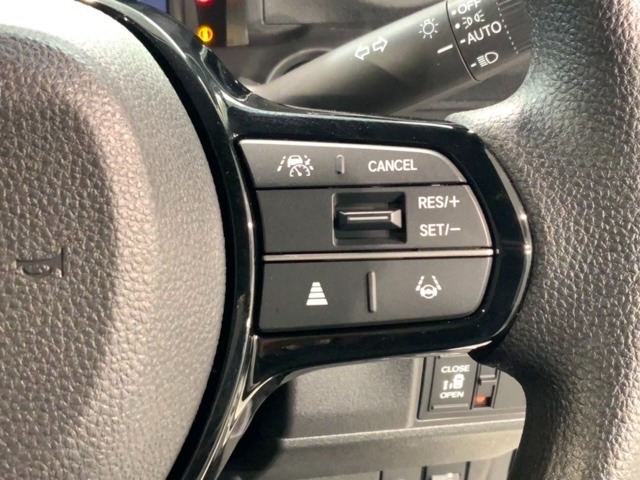クルーズコントロールを装備しています。高速道路などで一定の速度で走ってくれるので運転が楽ですよ！速度を設定できますので、スピードの出しすぎにも注意できます。