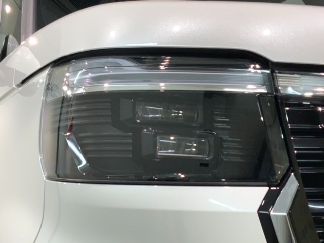 LEDヘッドライトは、点灯の瞬間から最大光量を発揮し、突然暗くなるトンネルなどでの安定感を高めます。