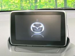 【マツダコネクトナビ】車内の雰囲気にマッチした一体型タイプのナビ。各種車輌設定やBluetooth再生等、様々な機能が楽しめます。直感的なダイヤル操作が可能で、使い勝手も良好です。