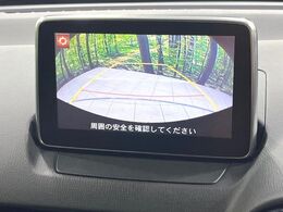 【バックカメラ】駐車時に後方がリアルタイム映像で確認できます。大型商業施設や立体駐車場での駐車時や、夜間のバック時に大活躍！運転スキルに関わらず、今や必須となった装備のひとつです！