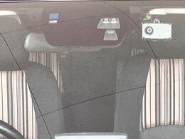 【スマートブレーキサポート】走行中に前方の車両等を認識し、衝突しそうな時は警報とブレーキで衝突回避と被害軽減をアシスト。より安全にドライブをお楽しみいただけます。