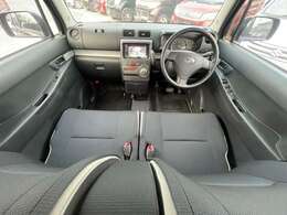 車内に前席の全体図です。おタバコの臭いも無くシートのクッション性もございます。お問い合わせは0078-6003-763393まで♪